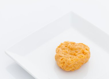 Kızarmış tavuk nuggets ben beyaz çanak üzerinde