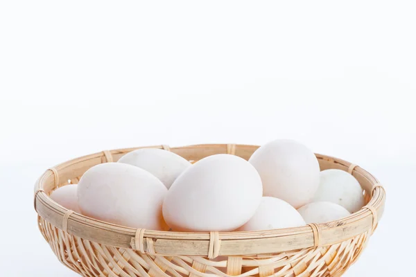 Bambu kase Sepette Beyaz adam üzerinde ham kirli ördek yumurta — Stok fotoğraf