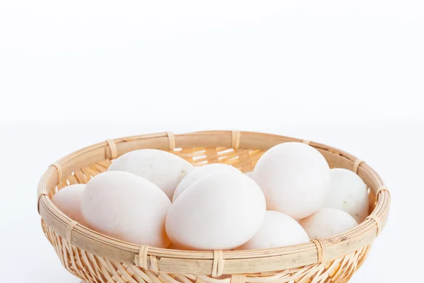Bambu kase Sepette Beyaz adam üzerinde ham kirli ördek yumurta