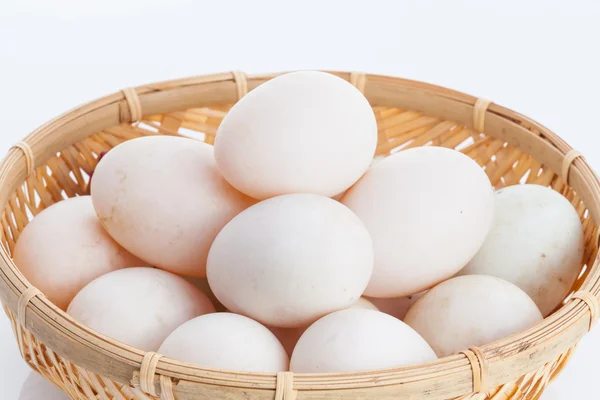 Bambu kase Sepette Beyaz adam üzerinde ham kirli ördek yumurta