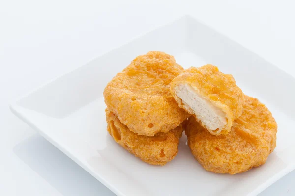 Grupa z nuggets z kurczaka smażone na biały danie — Zdjęcie stockowe