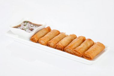 Tatlı ve ekşi soslu beyaz çanak üzerinde çıtır Çin böreği.