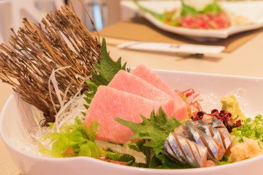 Otoro sashimi (Maguro) ve shin aynı sashimi, fo Japon tarzı