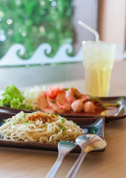 Tagliatelle con Yong Tau Foo dired e crisantemo lato acqua grande — Foto Stock