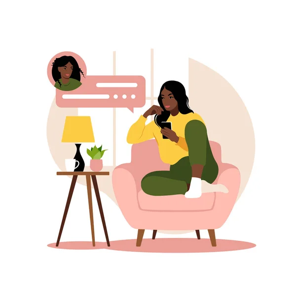 Afrikansk kvinna sitter på soffan med telefon. Jobbar i telefon. Frilans, nätutbildning eller sociala medier. Platt stil. Vektor illustration isolerad på vitt. — Stock vektor