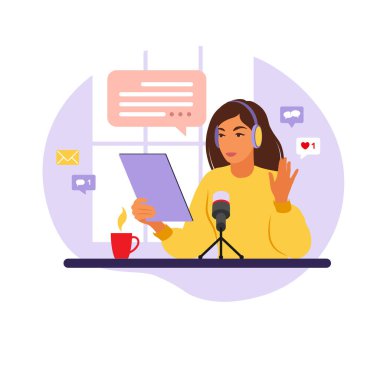 Stüdyoda mikrofon kayıt yayını yapan bir kadın podcaster. Tablo düz vektör illüstrasyonlu radyo sunucusu.
