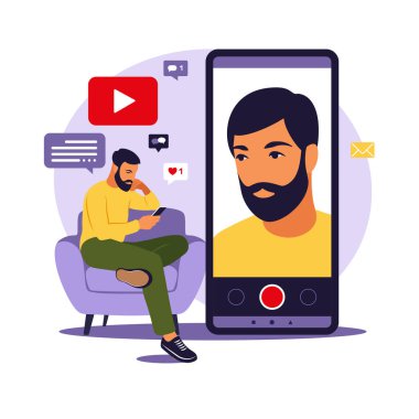 Adam video blogcu koltukta oturuyor ve akıllı telefonuyla video kaydediyor. Farklı sosyal medya simgeleri. Düz biçimli vektör illüstrasyonu.