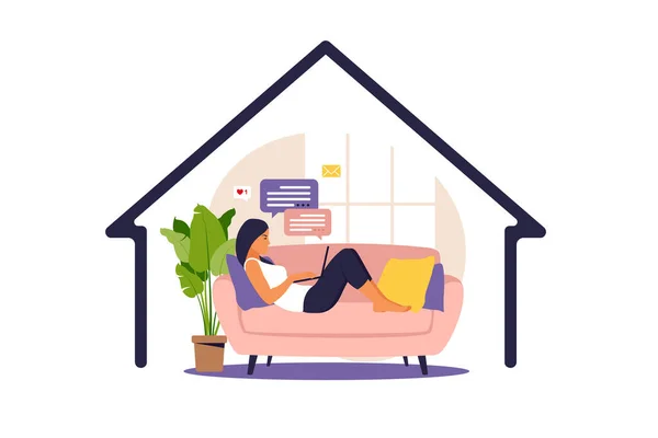 होम ऑफिस संकल्पना, सोफा, विद्यार्थी किंवा फ्रीलांसरवर घरातून काम करणारी स्त्री. फ्लॅट शैली मध्ये वेक्टर स्पष्टीकरण — स्टॉक व्हेक्टर