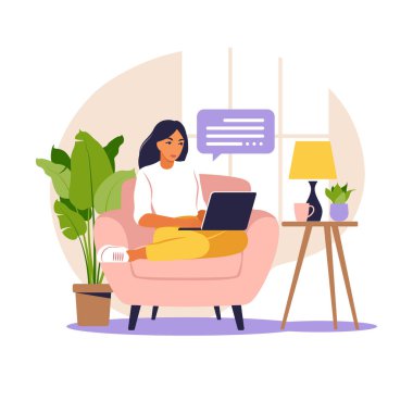 Dizüstü bilgisayarı ve telefonu olan bir kadın. Bilgisayarda çalışıyorum. Serbest meslek, çevrimiçi eğitim veya sosyal medya kavramı. Konsept çalışıyorum. Düz biçim.