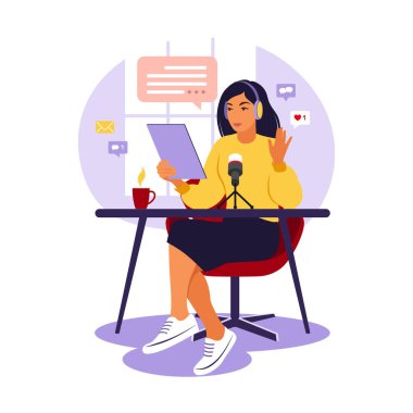 Stüdyoda mikrofon kayıt yayını yapan bir kadın podcaster. Tablo düz vektör illüstrasyonlu radyo sunucusu.