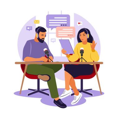 Stüdyo düz vektör illüstrasyonunda podcast yapan insanlar. Podcaster stüdyoda mikrofon kayıt yayınıyla konuşuyor. Tablo düz vektör illüstrasyonlu radyo sunucusu.