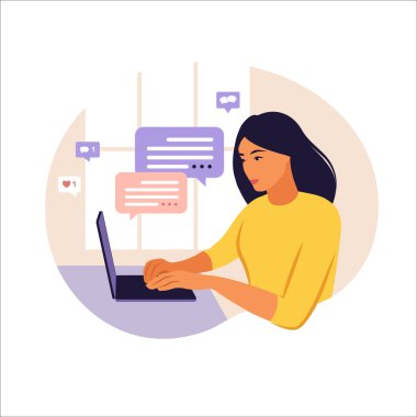 Dizüstü bilgisayarı ve telefonu olan bir kadın. Bilgisayarda çalışıyorum. Serbest meslek, çevrimiçi eğitim veya sosyal medya kavramı. Konsept çalışıyorum. Düz biçim.