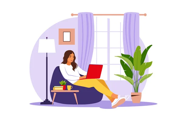 Egy nő ül laptoppal a babzsák széken. Koncepció illusztráció a munka, tanulás, oktatás, munka otthonról. Lapos. Vektorillusztráció. — Stock Vector