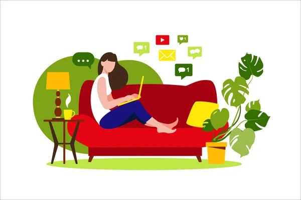 Kvinnan sitter på soffan med laptop. Jobbar på en dator. Frilans, nätutbildning eller sociala medier. Frilans eller studera koncept. Platt stil modern vektor illustration isolerad på vit. — Stock vektor