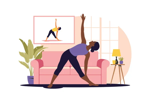 Concepto de entrenamiento en línea. Mujer africana haciendo yoga en casa. Ver tutoriales en un televisor. Ejercicio deportivo en un interior acogedor. Ilustración vectorial. Plano. — Archivo Imágenes Vectoriales