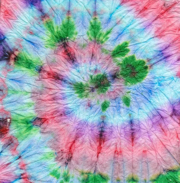 Kırmızı kravat boyası girdabı. Boyalı dairesel fırça dokusu. Batik Yıkadı Kravat Boyası Girdabı. Bohem 70 'lerin Sanatı. Psikedelik kravat boyası girdabı. 1970 'lerin Die Style dokusu. Boho Elbisesi 60 'lar