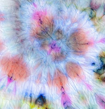 Ikat Renkli Spiral Kravat Boyası. Çok Renkli Havalı Tonal Sanat. Canlı Spiral Kravat Boyası. Stil Yıkanmış Gökkuşağı Yazısı. 60 'ların Boyalı Barış Kumaşı. Efekt 1960.