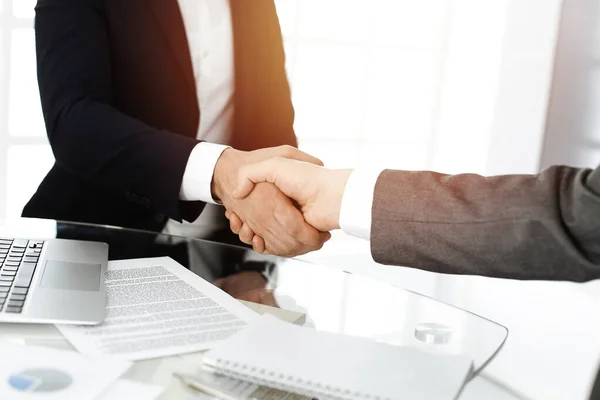 Orang-orang bisnis yang beragam tidak diketahui berjabat tangan menyelesaikan kontrak penandatanganan di kantor cerah, close-up. Konsep jabat tangan bisnis — Stok Foto