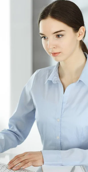 Mujer de negocios que trabaja con la computadora en el escritorio de cristal en la oficina moderna. Estudiante chica preparando presentación o contable haciendo equilibrio. Concepto fiscal y de auditoría —  Fotos de Stock