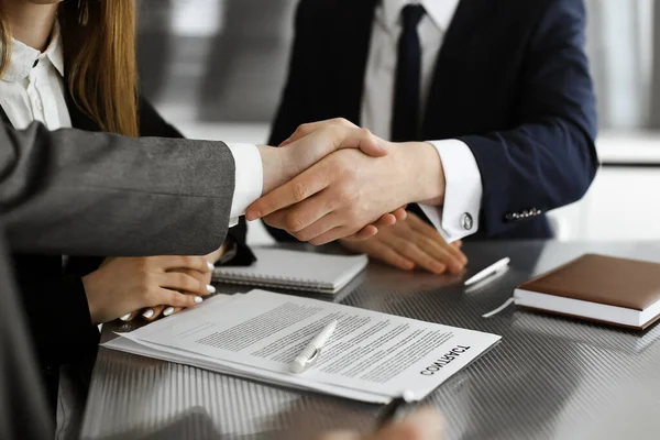 Unbekannter Geschäftsmann schüttelt seinem Kollegen oder Partner die Hand, während er gerade im modernen Büro steht, aus nächster Nähe. Geschäftsleute bei Treffen — Stockfoto