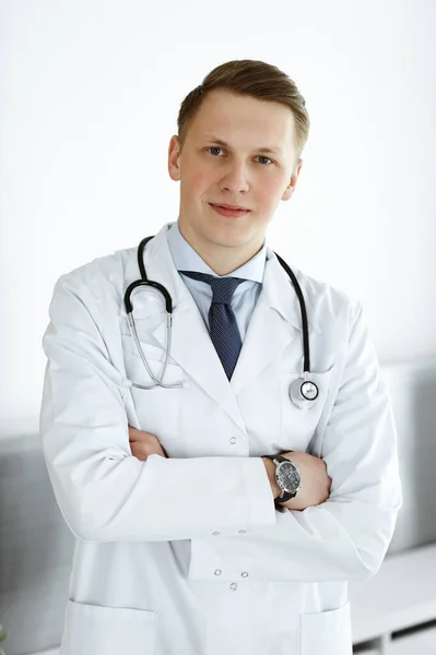 Orvos férfi áll egyenesen az orvosi rendelőben vagy klinikán. Orvosi fogalom — Stock Fotó