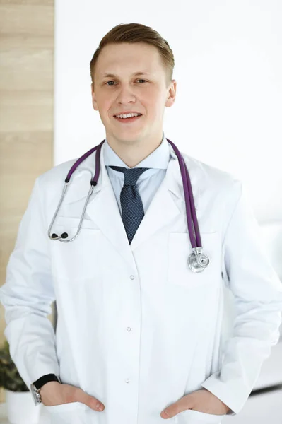 Orvos férfi áll egyenesen az orvosi rendelőben vagy klinikán. Orvosi fogalom — Stock Fotó