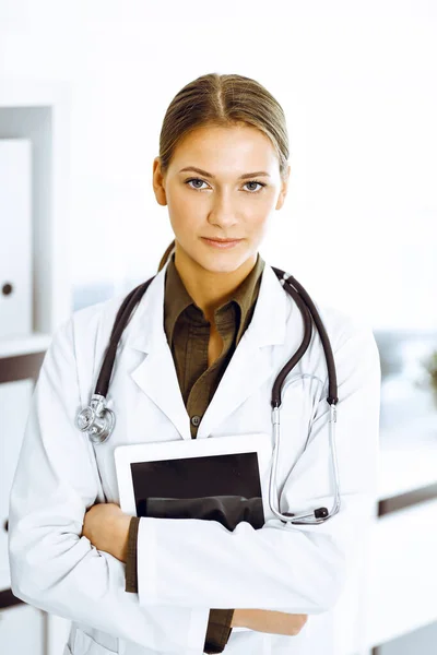 Donna-medico in piedi e guardando la macchina fotografica. Servizio medico perfetto in clinica — Foto Stock