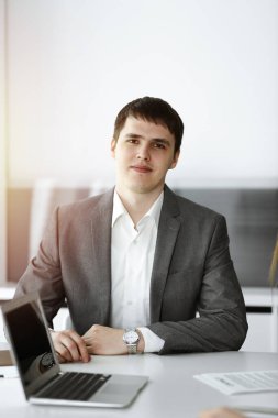 Güneşli ofiste iş adamıyım. Girişimci, iş arkadaşlarıyla masada oturuyor.