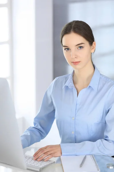 Mujer de negocios que trabaja con la computadora en el escritorio de cristal en la oficina moderna. Estudiante chica preparando presentación o contable haciendo equilibrio. Concepto fiscal y de auditoría —  Fotos de Stock