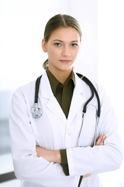 Γιατρός γυναίκα στέκεται ευθεία και κοιτάζοντας την κάμερα. Τέλεια ιατρική υπηρεσία στην κλινική. Ευτυχές μέλλον στην ιατρική και την υγειονομική περίθαλψη — Φωτογραφία Αρχείου