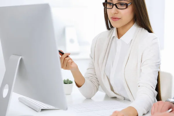 Mujer de negocios y hombre sentado y trabajando con computadora y calculadora en la oficina. Contable o contable verificando balance o haciendo informe financiero. Conceptos fiscales y de auditoría —  Fotos de Stock