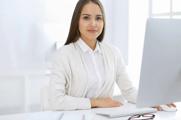 Mujer de negocios sentada y trabajando con la computadora en la oficina blanca. Estudiante chica estudiando o secretaria haciendo informe. Concepto de éxito —  Fotos de Stock