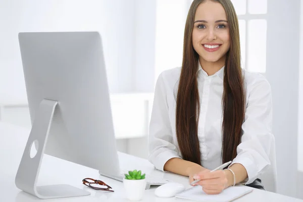 Mujer de negocios sentada y trabajando con la computadora en la oficina blanca. Estudiante chica estudiando o secretaria haciendo informe. Concepto de éxito —  Fotos de Stock