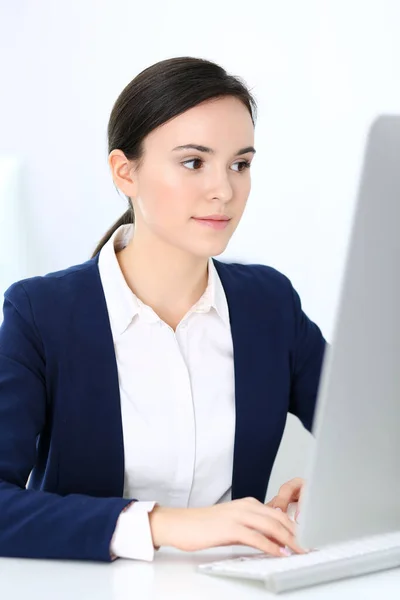 사무실에서 컴퓨터와 함께 일하는 비지니스 여성. 책상에 앉아 있는 동안 변호사나 회계사의 헤드 샷 — 스톡 사진