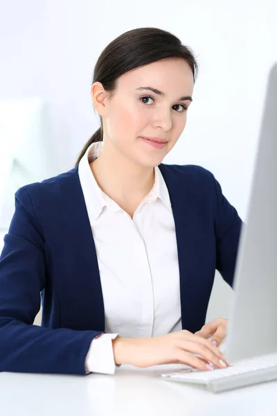 Mujer de negocios trabajando con computadora en la oficina. Imagen de Abogado o Contador en el trabajo mientras está sentado en el escritorio —  Fotos de Stock