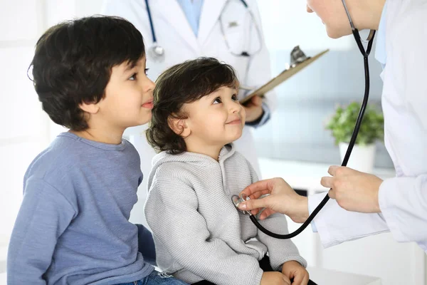 หมอตรวจคนไข้เด็กด้วยกล้องสเตโตสโกป เด็กอาหรับที่น่ารักในนัดหมอ แนวคิดการแพทย์และการดูแลสุขภาพ — ภาพถ่ายสต็อก