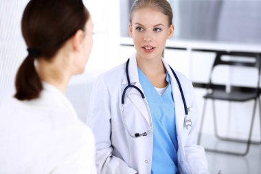 Muayene sırasında doktor ve hasta. Acil serviste portre çekimi yaparken ilaç geçmişini dolduran bir doktor. İlaç ve sağlık hizmetleri kavramı