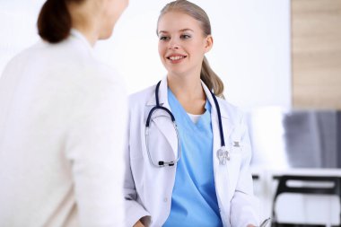 Muayene sırasında doktor ve hasta. Acil serviste portre çekimi yaparken ilaç geçmişini dolduran bir doktor. İlaç ve sağlık hizmetleri kavramı