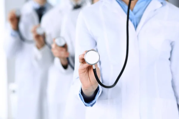 Grupo de médicos con estetoscopio en primer plano. Médicos listos para examinar y ayudar al paciente. Ayuda médica, seguro de salud, mejor tratamiento y concepto de medicina — Foto de Stock