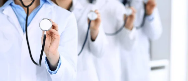 Grupo de médicos con estetoscopio en primer plano. Médicos listos para examinar y ayudar al paciente. Ayuda médica, seguro de salud, mejor tratamiento y concepto de medicina — Foto de Stock