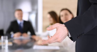 İş sunumu. İş adamı, şirket toplantısında ya da konferansta meslektaşlarına konuşma yapıyor. Hoparlörleri kapatıyor.