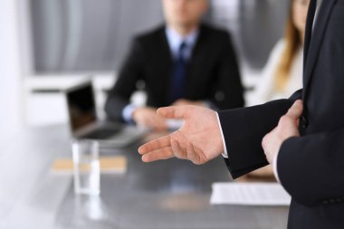 İş sunumu. İş adamı, şirket toplantısında ya da konferansta meslektaşlarına konuşma yapıyor. Hoparlörleri kapatıyor.