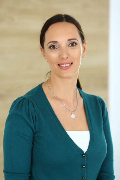 Gülümseyen neşeli iş kadını modern ofiste dimdik duruyor. Orta yaşlı kadın avukat ya da denetçi vesikalığı. İş adamları konsepti
