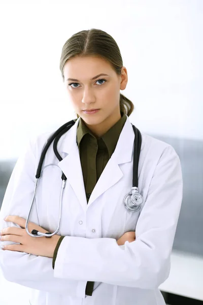 Dottore donna in piedi dritto e guardando la fotocamera. Servizio medico perfetto in clinica. Buon futuro in medicina e sanità — Foto Stock
