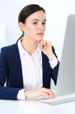 Ofiste bilgisayarla çalışan bir iş kadını. Masada otururken avukatın ya da muhasebecinin vesikalığı.