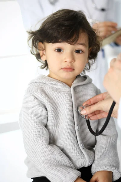 聴診器で小児患者を調べる医師。医者の予約でかわいいアラブの少年。医学と医療の概念 — ストック写真