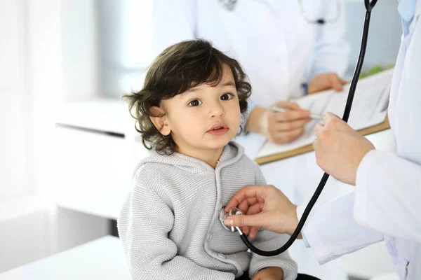 청진기로 아동 환자를 진찰하는 의사야. 의사만나기로 한 귀여운 아브라 소년이야. 의학과 건강 관리 개념 — 스톡 사진