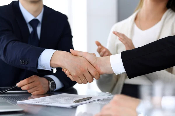 近代的なオフィスで契約を締結した後、ビジネスの人々握手。会議や交渉で同僚と未知のビジネスマン。チームワーク、パートナーシップ、握手の概念 — ストック写真