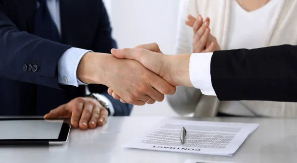 Affärsmän skakar hand efter att kontraktet undertecknats på moderna kontor. Okänd affärsman med kollegor vid möte eller förhandling. Teamwork, partnerskap och handskakning — Stockfoto