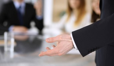 İş sunumu. İş adamı, şirket toplantısında ya da konferansta meslektaşlarına konuşma yapıyor. Hoparlörleri kapatıyor.